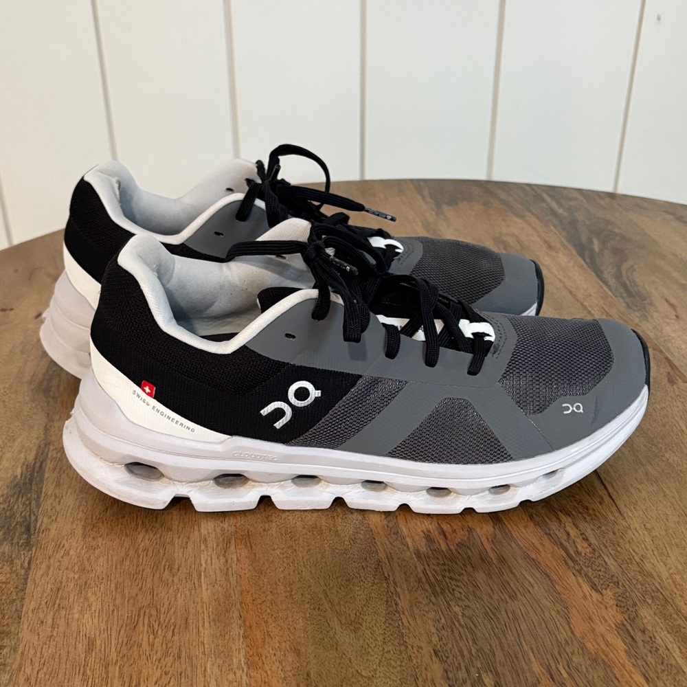 On Cloudrunner women’s Black and White Athletic Shoes SZ 9